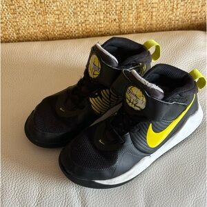 Nike Team hustle Boys/Girls Sneakers Size US 12.5C ,EUR 30 Made in Indonesia